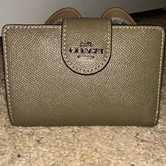 Coach Medium Corner Zip Leather Wallet - Picture 1 of 8